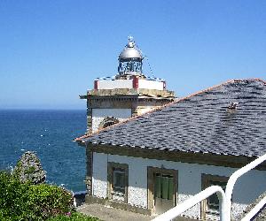 https://upload.wikimedia.org/wikipedia/commons/thumb/1/1a/Faro-luarca-asturias-2.jpg/1200px-Faro-luarca-asturias-2.jpg