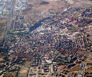 https://upload.wikimedia.org/wikipedia/commons/thumb/1/1b/Valdemoro-Vista_a%C3%A9rea_(color,_contrast).jpg/1024px-Valdemoro-Vista_a%C3%A9rea_(color,_contrast).jpg