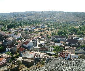 https://upload.wikimedia.org/wikipedia/commons/thumb/1/1c/Cabreira_panorama_2.JPG/1024px-Cabreira_panorama_2.JPG
