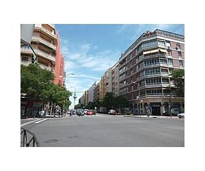 https://upload.wikimedia.org/wikipedia/commons/thumb/1/1c/Calle_de_O'Donnell_(Madrid)_04.jpg/240px-Calle_de_O'Donnell_(Madrid)_04.jpg