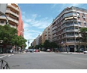 https://upload.wikimedia.org/wikipedia/commons/thumb/1/1c/Calle_de_O'Donnell_(Madrid)_04.jpg/240px-Calle_de_O'Donnell_(Madrid)_04.jpg