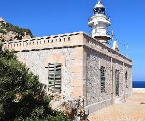 https://upload.wikimedia.org/wikipedia/commons/thumb/1/1f/Far_de_Tramuntana_2018_3.jpg/800px-Far_de_Tramuntana_2018_3.jpg