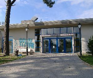 https://upload.wikimedia.org/wikipedia/commons/thumb/2/21/Chapela-multiusos-frontal.jpg/800px-Chapela-multiusos-frontal.jpg