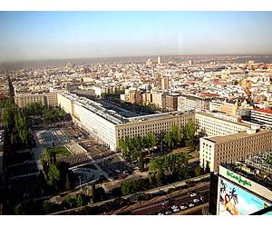 https://upload.wikimedia.org/wikipedia/commons/thumb/2/2c/Nuevos_Ministerios_(Madrid)_01.jpg/300px-Nuevos_Ministerios_(Madrid)_01.jpg