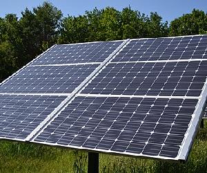 https://upload.wikimedia.org/wikipedia/commons/thumb/2/2c/Fixed_Tilt_Solar_panel_at_Canterbury_Municipal_Building_Canterbury_New_Hampshire.jpg/450px-Fixed_Tilt_Solar_panel_at_Canterbury_Municipal_Building_Canterbury_New_Hampshire.jpg