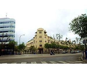 https://upload.wikimedia.org/wikipedia/commons/thumb/2/2f/Carrer_P%C3%A9rez_Gald%C3%B3s_amb_Avingudes.JPG/273px-Carrer_P%C3%A9rez_Gald%C3%B3s_amb_Avingudes.JPG