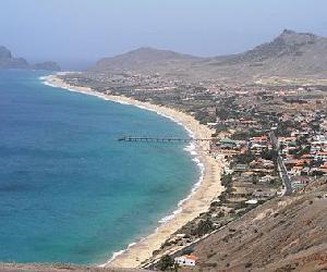 https://upload.wikimedia.org/wikipedia/commons/thumb/2/2f/Porto_Santo_-_vista_geral.JPG/420px-Porto_Santo_-_vista_geral.JPG
