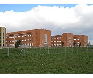 https://upload.wikimedia.org/wikipedia/commons/thumb/2/2f/Teleco_Valladolid.jpg/250px-Teleco_Valladolid.jpg