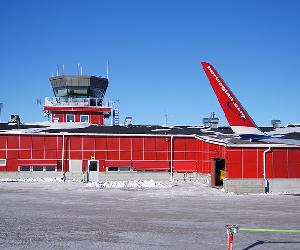 https://upload.wikimedia.org/wikipedia/commons/thumb/3/35/Kiruna_Airport_Terminal_in_Winter.jpg/800px-Kiruna_Airport_Terminal_in_Winter.jpg