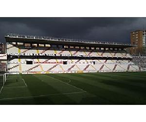 https://upload.wikimedia.org/wikipedia/commons/thumb/3/37/Estadio_de_Vallecas.jpg/250px-Estadio_de_Vallecas.jpg