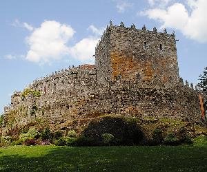 https://upload.wikimedia.org/wikipedia/commons/thumb/3/38/Castelo_de_Soutomaior_2011.JPG/1024px-Castelo_de_Soutomaior_2011.JPG