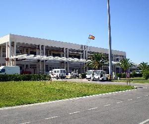 https://upload.wikimedia.org/wikipedia/commons/thumb/3/30/Jerez_Airport_back.JPG/1200px-Jerez_Airport_back.JPG