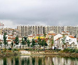https://upload.wikimedia.org/wikipedia/commons/thumb/3/31/P%C3%B3voa_de_Santa_Iria,_panorama._06-19_(02).jpg/1920px-P%C3%B3voa_de_Santa_Iria,_panorama._06-19_(02).jpg