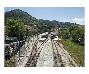 https://upload.wikimedia.org/wikipedia/commons/thumb/3/31/Sintra_railway_station_in_Portugal.JPG/270px-Sintra_railway_station_in_Portugal.JPG