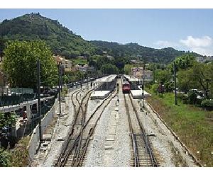 https://upload.wikimedia.org/wikipedia/commons/thumb/3/31/Sintra_railway_station_in_Portugal.JPG/270px-Sintra_railway_station_in_Portugal.JPG