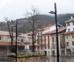 https://upload.wikimedia.org/wikipedia/commons/thumb/a/a4/Urretxu_-_Plaza_Iparragirre_2.jpg/800px-Urretxu_-_Plaza_Iparragirre_2.jpg