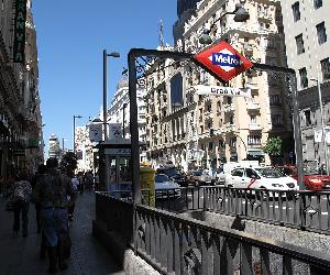 https://upload.wikimedia.org/wikipedia/commons/thumb/a/a5/Metro_de_Madrid_-_Gran_V%C3%ADa_01.jpg/1200px-Metro_de_Madrid_-_Gran_V%C3%ADa_01.jpg