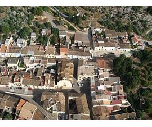 https://upload.wikimedia.org/wikipedia/commons/thumb/a/a8/Vista_%C3%A1rea_del_casco_urbano_de_Tormos.jpg/266px-Vista_%C3%A1rea_del_casco_urbano_de_Tormos.jpg
