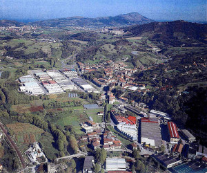 https://upload.wikimedia.org/wikipedia/commons/thumb/a/a9/Astigarraga_eta_Jaizkibelen_ikuspegia.jpg/1200px-Astigarraga_eta_Jaizkibelen_ikuspegia.jpg