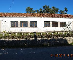 https://upload.wikimedia.org/wikipedia/commons/thumb/a/a1/Escola_Pussos.JPG/1200px-Escola_Pussos.JPG?20131210235351