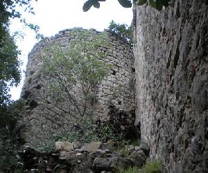 https://upload.wikimedia.org/wikipedia/commons/thumb/a/a2/Castell_de_Fornils.JPG/450px-Castell_de_Fornils.JPG