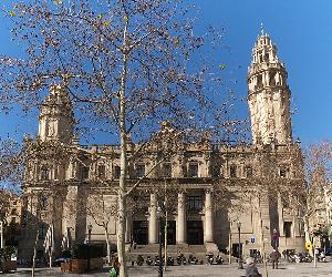 https://upload.wikimedia.org/wikipedia/commons/thumb/a/a2/Edificio_de_Correos._Barcelona.jpg/600px-Edificio_de_Correos._Barcelona.jpg