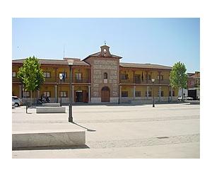https://upload.wikimedia.org/wikipedia/commons/thumb/b/b6/Ayuntamiento_de_San_Mart%C3%ADn_de_la_Vega.jpg/266px-Ayuntamiento_de_San_Mart%C3%ADn_de_la_Vega.jpg