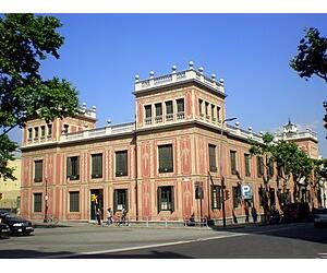 https://upload.wikimedia.org/wikipedia/commons/thumb/b/b0/Centre_escolar_Moss%C3%A8n_Jacint_Verdaguer_del_carrer_Lleida.jpg/300px-Centre_escolar_Moss%C3%A8n_Jacint_Verdaguer_del_carrer_Lleida.jpg