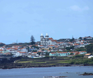 https://upload.wikimedia.org/wikipedia/commons/thumb/b/b3/Freguesia_de_S%C3%A3o_Mateus_da_Calheta,_Angra_do_Hero%C3%ADsmo,_ilha_Terceira,_A%C3%A7ores,_Portugal.jpg/1280px-Freguesia_de_S%C3%A3o_Mateus_da_Calheta,_Angra_do_Hero%C3%ADsmo,_ilha_Terceira,_A%C3%A7ores,_Portugal.jpg
