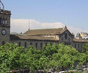 https://upload.wikimedia.org/wikipedia/commons/thumb/b/b3/PlacaUniversitat.jpg/640px-PlacaUniversitat.jpg