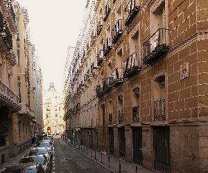 https://upload.wikimedia.org/wikipedia/commons/thumb/b/bc/Calle_del_Marqu%C3%A9s_de_Cubas,_2.jpg/1200px-Calle_del_Marqu%C3%A9s_de_Cubas,_2.jpg