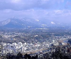 https://upload.wikimedia.org/wikipedia/commons/thumb/c/c5/Tsuyama_City.JPG/800px-Tsuyama_City.JPG