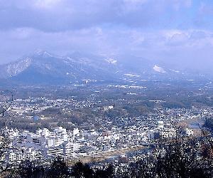 https://upload.wikimedia.org/wikipedia/commons/thumb/c/c5/Tsuyama_City.JPG/800px-Tsuyama_City.JPG