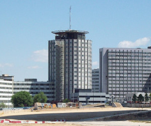 https://upload.wikimedia.org/wikipedia/commons/thumb/c/c8/Hospital_Universitario_La_Paz_%28Madrid%29_01.jpg/1200px-Hospital_Universitario_La_Paz_%28Madrid%29_01.jpg