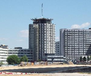 https://upload.wikimedia.org/wikipedia/commons/thumb/c/c8/Hospital_Universitario_La_Paz_(Madrid)_01.jpg/1920px-Hospital_Universitario_La_Paz_(Madrid)_01.jpg