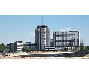 https://upload.wikimedia.org/wikipedia/commons/thumb/c/c8/Hospital_Universitario_La_Paz_(Madrid)_01.jpg/225px-Hospital_Universitario_La_Paz_(Madrid)_01.jpg