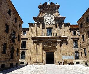 https://upload.wikimedia.org/wikipedia/commons/thumb/c/c9/Palacio_de_los_marqueses_de_Prado,_Le%C3%B3n.jpg/800px-Palacio_de_los_marqueses_de_Prado,_Le%C3%B3n.jpg