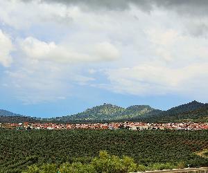 https://upload.wikimedia.org/wikipedia/commons/thumb/c/c1/Oliva_de_M%C3%A9rida-BA_02.JPG/1920px-Oliva_de_M%C3%A9rida-BA_02.JPG