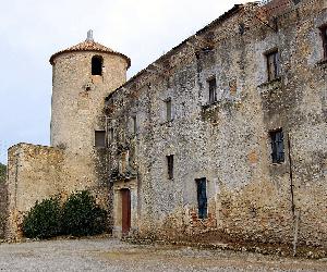 https://upload.wikimedia.org/wikipedia/commons/thumb/c/c2/Castell-Convent_de_Penyafort_(Santa_Margarida_i_els_Monjos)_-_1.jpg/1280px-Castell-Convent_de_Penyafort_(Santa_Margarida_i_els_Monjos)_-_1.jpg