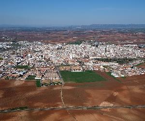 https://upload.wikimedia.org/wikipedia/commons/thumb/c/c3/Almendralejo_aerial.jpg/1200px-Almendralejo_aerial.jpg