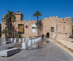 https://upload.wikimedia.org/wikipedia/commons/thumb/c/c3/Palacio_de_Altamira,_Elche,_Espa%C3%B1a,_2014-07-05,_DD_01.JPG/1024px-Palacio_de_Altamira,_Elche,_Espa%C3%B1a,_2014-07-05,_DD_01.JPG