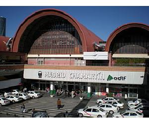 https://upload.wikimedia.org/wikipedia/commons/thumb/c/cd/Madrid_chamartin.jpg/280px-Madrid_chamartin.jpg