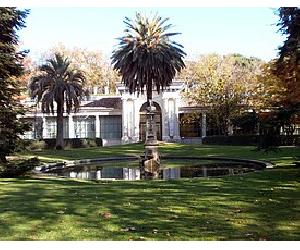 https://upload.wikimedia.org/wikipedia/commons/thumb/d/d6/Jardin-Botanico-Madrid-Linneo.jpg/275px-Jardin-Botanico-Madrid-Linneo.jpg