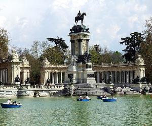 https://upload.wikimedia.org/wikipedia/commons/thumb/d/d6/Jardines_del_Buen_Retiro_de_Madrid.jpg/800px-Jardines_del_Buen_Retiro_de_Madrid.jpg