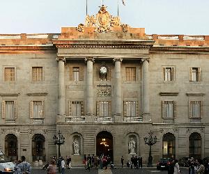 https://upload.wikimedia.org/wikipedia/commons/thumb/d/d2/Ajuntament_de_Barcelona.JPG/1200px-Ajuntament_de_Barcelona.JPG