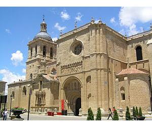 https://upload.wikimedia.org/wikipedia/commons/thumb/d/dc/Catedral_de_Ciudad_Rodrigo._Vista_general_con_Portada_de_las_Cadenas_en_primer_plano.jpg/300px-Catedral_de_Ciudad_Rodrigo._Vista_general_con_Portada_de_las_Cadenas_en_primer_plano.jpg