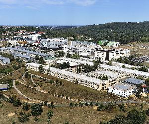 https://upload.wikimedia.org/wikipedia/commons/thumb/e/e5/EHU_-_Bizkaiko_campusa_-_Leioa.jpg/1920px-EHU_-_Bizkaiko_campusa_-_Leioa.jpg