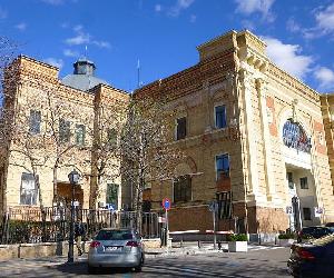 https://upload.wikimedia.org/wikipedia/commons/thumb/e/e6/Madrid_-_Escuela_T%C3%A9cnica_Superior_de_Ingenieros_Industriales_(UPM)_3.jpg/800px-Madrid_-_Escuela_T%C3%A9cnica_Superior_de_Ingenieros_Industriales_(UPM)_3.jpg