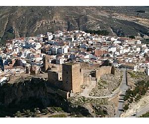 https://upload.wikimedia.org/wikipedia/commons/thumb/e/e7/Castillo_de_laguardia_de_jaen.jpg/273px-Castillo_de_laguardia_de_jaen.jpg