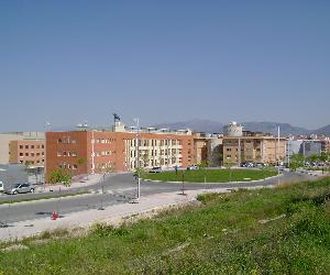 https://upload.wikimedia.org/wikipedia/commons/thumb/e/e9/Universidad_de_Ja%C3%A9n_-_Vista_lejana.jpg/1200px-Universidad_de_Ja%C3%A9n_-_Vista_lejana.jpg